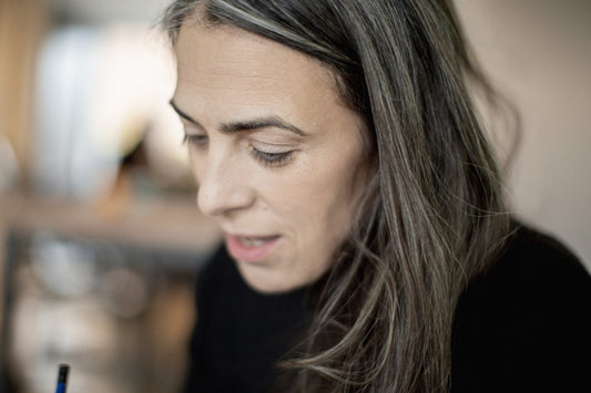 Plan serré d'une personne en train de parler