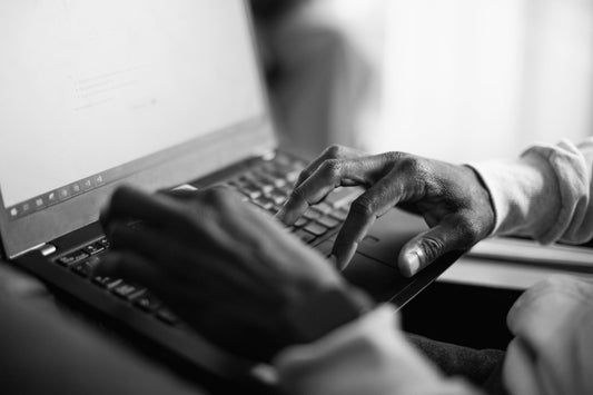 Plan serré d'une personne qui travaille sur un ordinateur