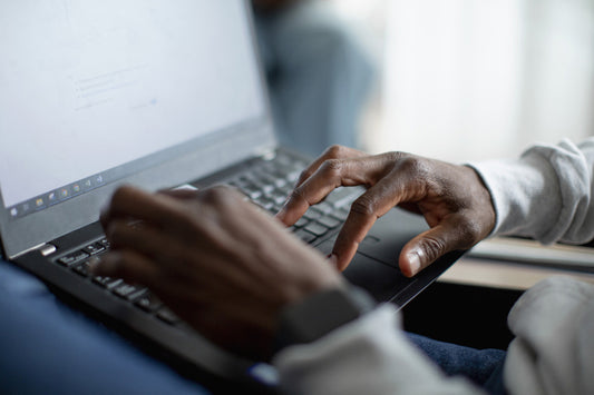 Plan serré d'une personne qui travaille sur un ordinateur