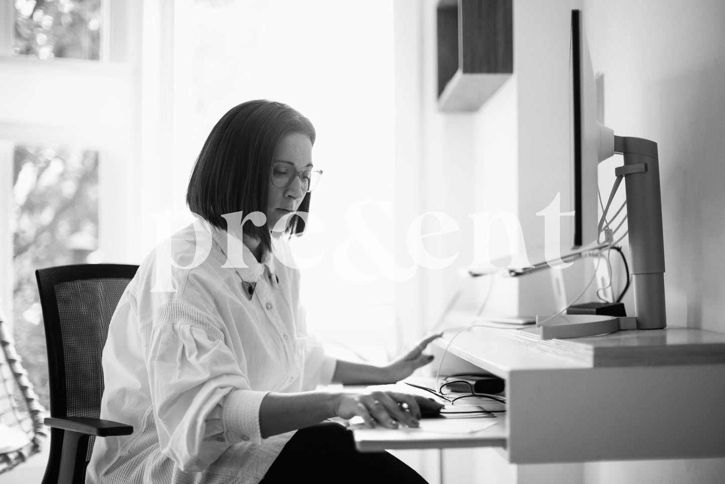 Personne concentrée qui travaille à domicile