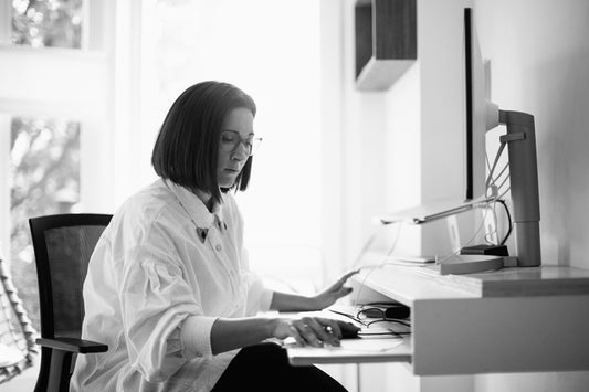 Personne concentrée qui travaille à domicile