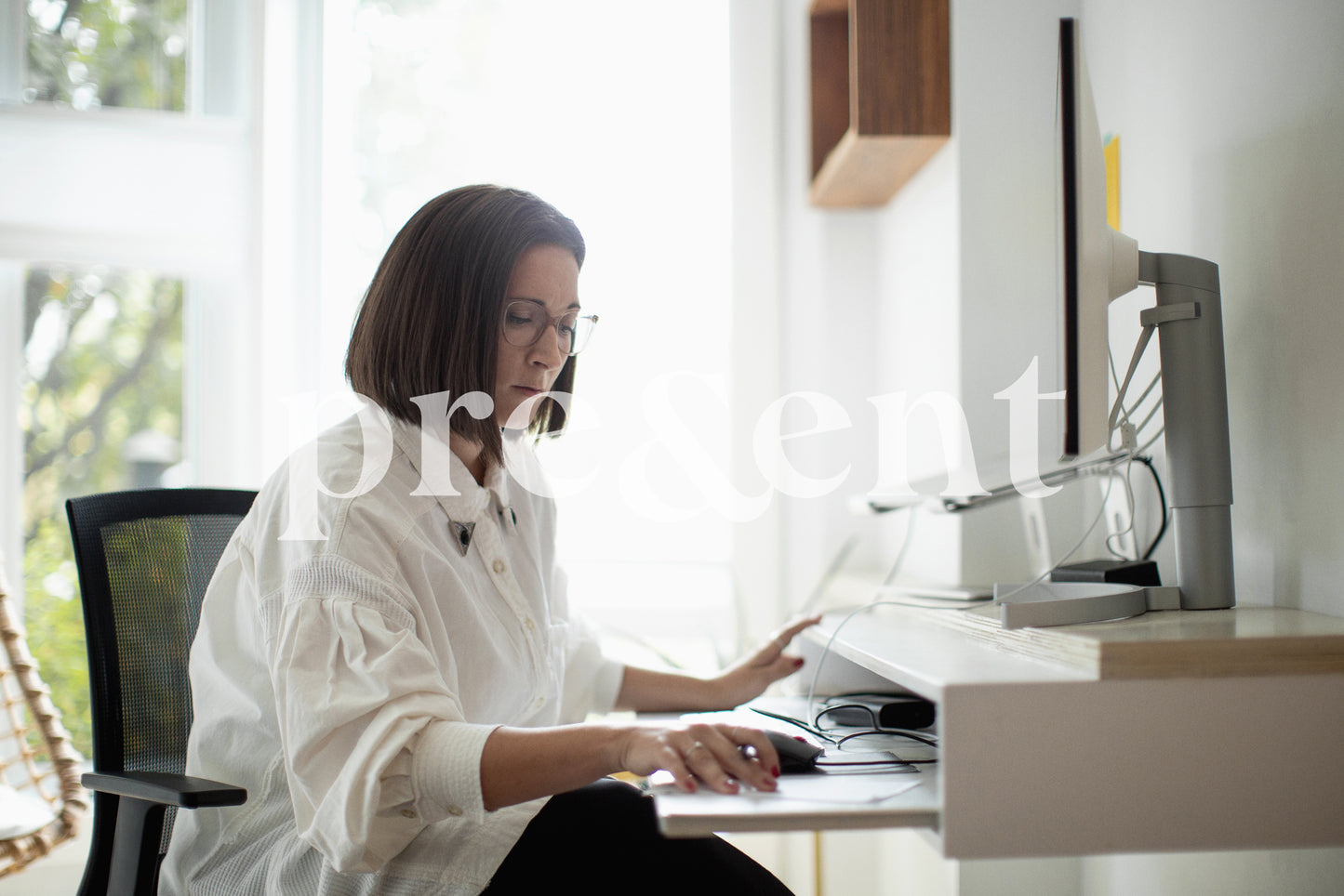 Personne concentrée qui travaille à domicile
