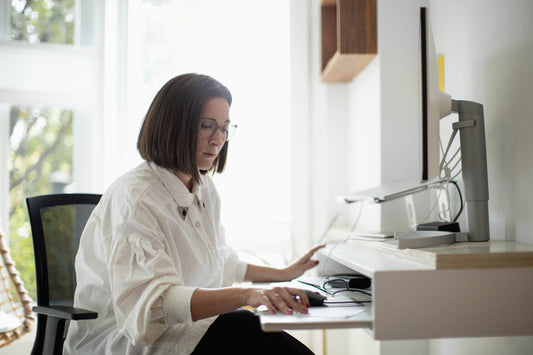 Personne concentrée qui travaille à domicile