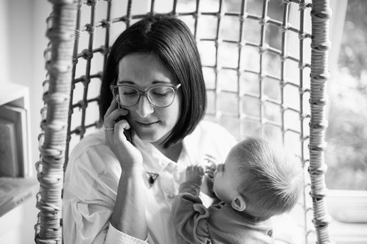 Quelqu'un tenant un enfant en parlant au téléphone