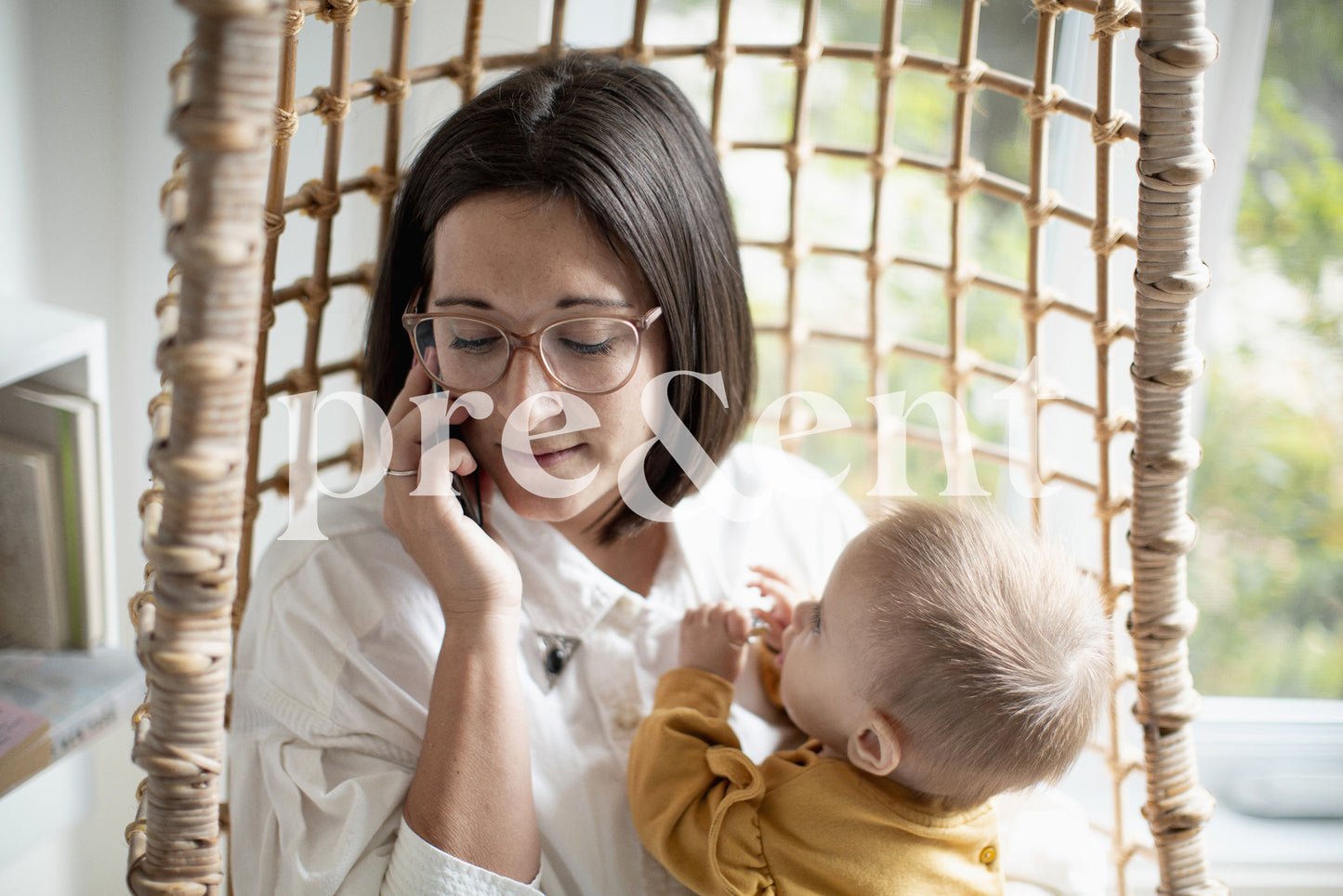 Quelqu'un tenant un enfant en parlant au téléphone