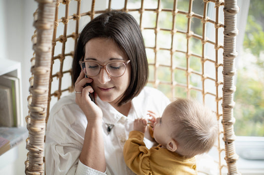 Quelqu'un tenant un enfant en parlant au téléphone