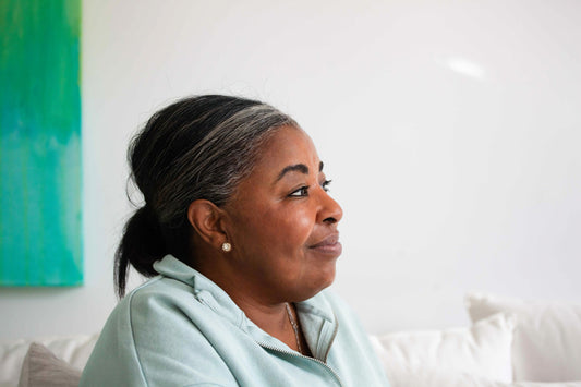 Portrait d'une personne confiante et souriante