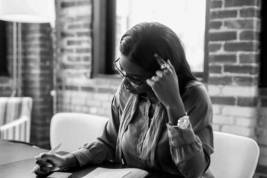 Personne concentrée sur son travail au bureau