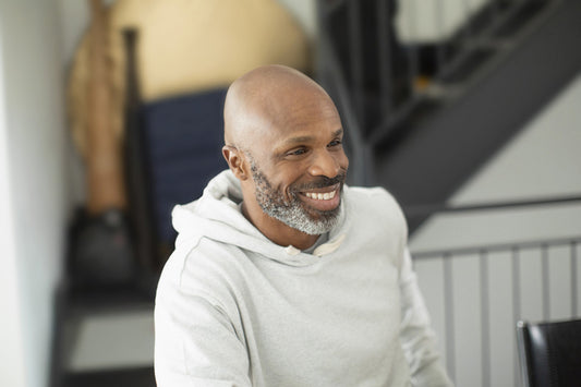 Personne souriante aux yeux bienveillants