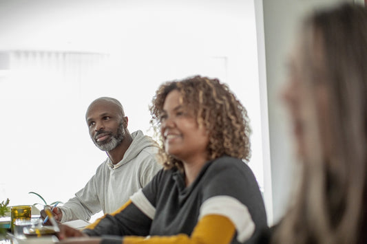 Groupe décontracté à l'écoute