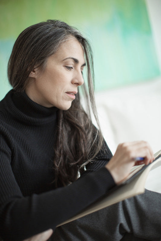 Artiste concentrée dessinant dans un cahier