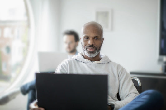 Quelqu'un travaillant sur un ordinateur portable